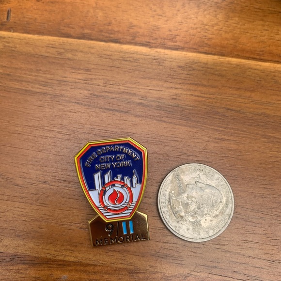 9/11 Memorial Pin 🚒 - Picture 4 of 6